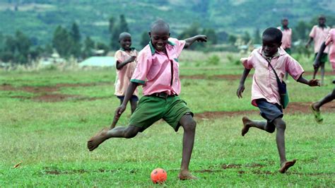 African kids playing football with other kids — Maison des jeunes de ...