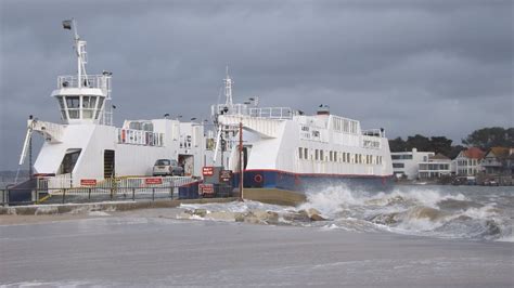 Sandbanks ferry closes due to choppy, rough conditions | Meridian - ITV ...