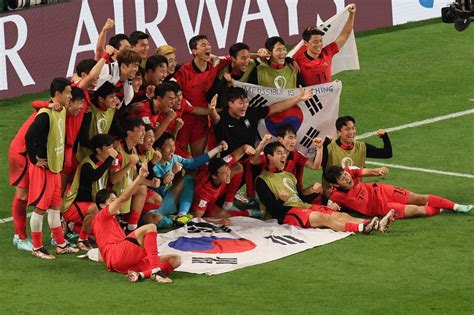 South Korea reaches World Cup last 16 after late drama | Inquirer Sports