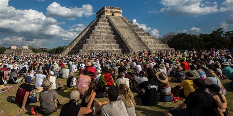 Turista abucheado y arrestado tras escalar pirámide maya