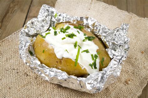 10 Lower-Calorie Ways to Top Baked Potatoes