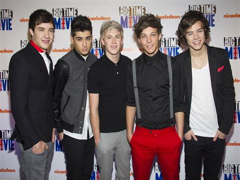 Boy band One Direction makes chart history - CBS News