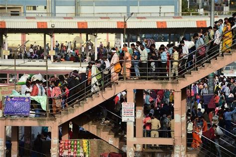 Passengers At Anand Vihar Terminal In Delhi Photos: HD Images, Pictures ...