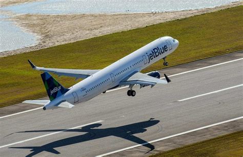 The Airbus A321 vs A320 - What Plane Is Best? - Simple Flying