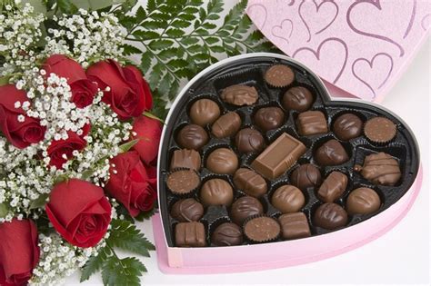 Box of chocolates and flowers : Healthy Food Galerry