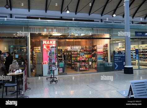 Newcastle Station shop Stock Photo - Alamy