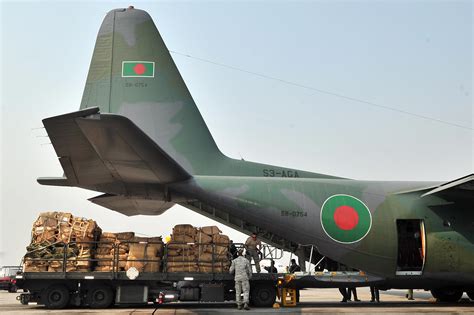 Nepalese Army, USAF work together to download relief supplies in Nepal