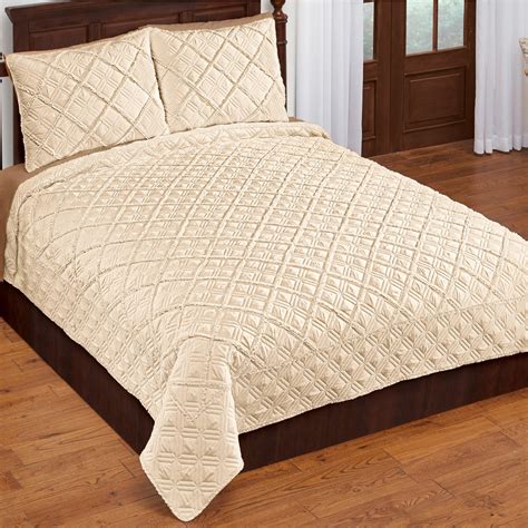 Elegant Diamond Pattern Quilt with Ruffled Edges | Collections Etc.