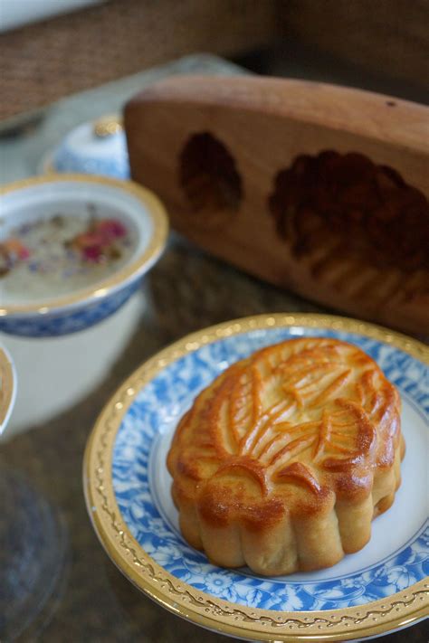 Traditional mooncake using traditional wooden mooncake mould. | Moon ...