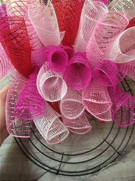 Step-by-step instructions to make a curly Deco-Mesh wreath. Red, white ...