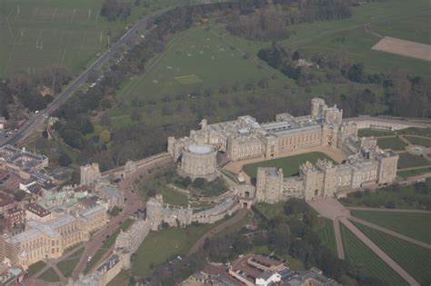 Windsor Castle - aerial view on 09L finals into LHR | Windsor castle ...