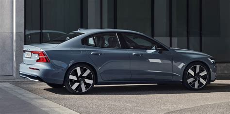 2023 Volvo S60 and V60 to Get Visual and Tech Updates