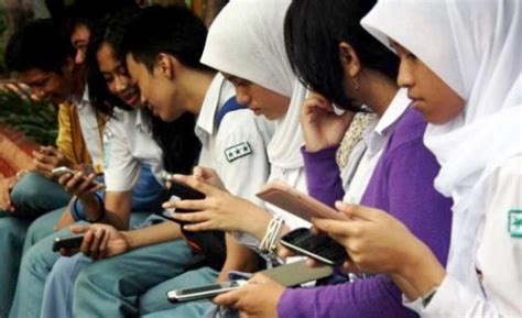 Dibahas Tiga Kementerian, Penggunaan Handphone di Sekolah Bakal ...