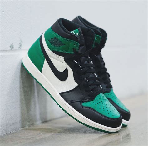 Air Jordan 1 Retro High OG "Pine Green" Releases This Month