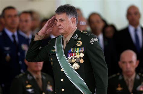 Comandante do Exército alerta "incautos" e diz que Brasil está pronto a ...