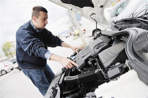 man car repair 11008648 Stock Photo at Vecteezy