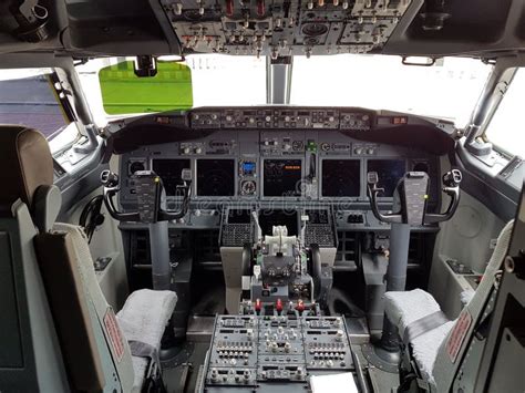 164 B737 Cockpit Stock Photos - Free & Royalty-Free Stock Photos from ...