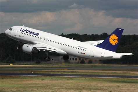 File:Lufthansa A320 D-AIQB.jpg - Wikimedia Commons