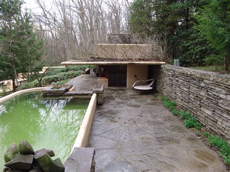 Fichier:Frank Lloyd Wright - Fallingwater exterior 14.JPG — Wikipédia