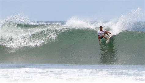 A Complete Guide to Surfing Tamarindo in Costa Rica