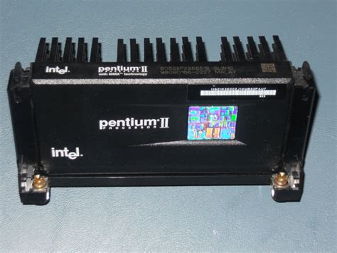 classic Intel Pentium II 266 MHz SL2HC CPU with heat sink