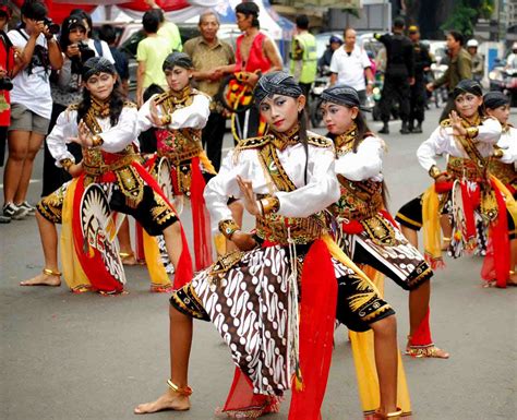 Gambar Tari Tradisional Jawa Timur Jaranan Buto Gambar Tarian di ...