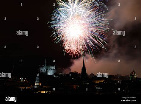 Edinburgh castle fireworks hi-res stock photography and images - Alamy