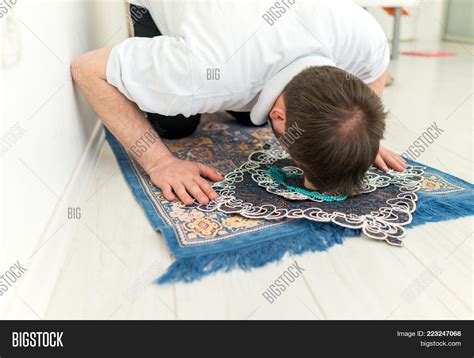 Shia Muslim People Image & Photo (Free Trial) | Bigstock