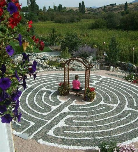 20+ Creative Garden Labyrinth Design Ideas - TRENDHMDCR | Labyrinth ...