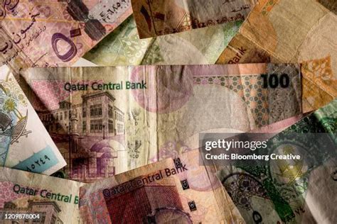 33 Qatar Banknotes Stock Photos, High-Res Pictures, and Images - Getty ...