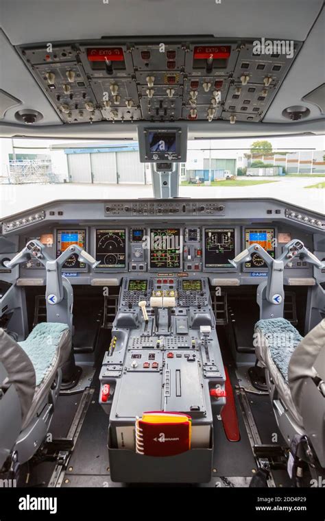 Embraer cockpit hi-res stock photography and images - Alamy