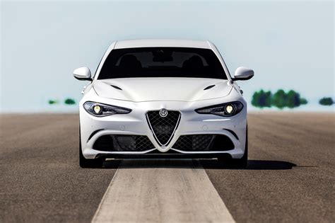 White Alfa Romeo Giulia - 2048x1365 Wallpaper - teahub.io