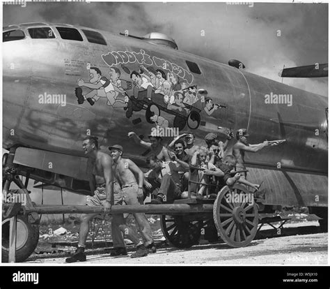 B 29 crew hi-res stock photography and images - Alamy