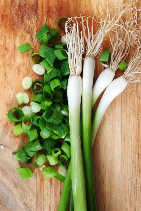 How to Cut Green Onions - IzzyCooking