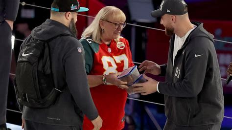 Donna Kelce brings cookies for sons to Super Bowl opener | FOX 29 ...