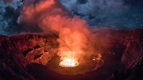 Congo's Mount Nyiragongo volcano blows its top, sending thousands ...