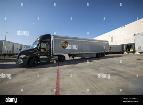 Ups semi truck Banque de photographies et d’images à haute résolution ...