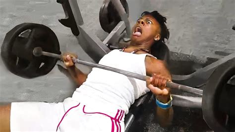 iShowSpeed Tries To Bench Press 225 LBS.. 😂 - YouTube