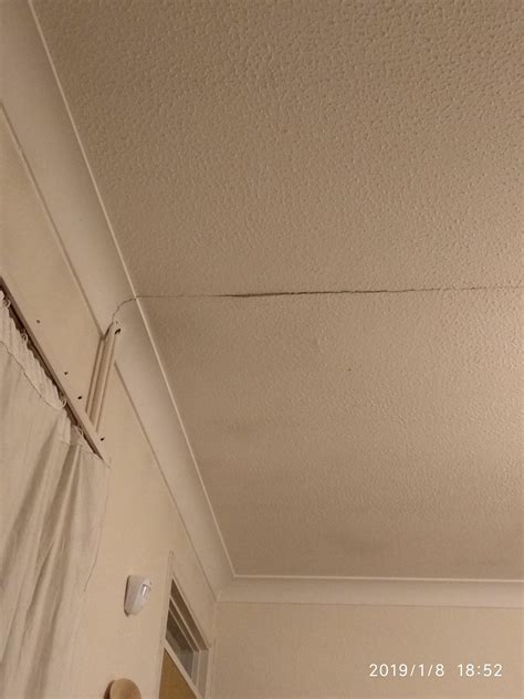 Fixing cracked ceiling? : DIYUK