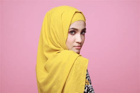 5 Cara Memakai Baju Warna Cerah untuk Perempuan Berhijab Agar Tidak ...