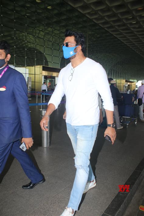 Sharad Kelkar With Wife Spotted At Airport Departure - Gallery - Social ...