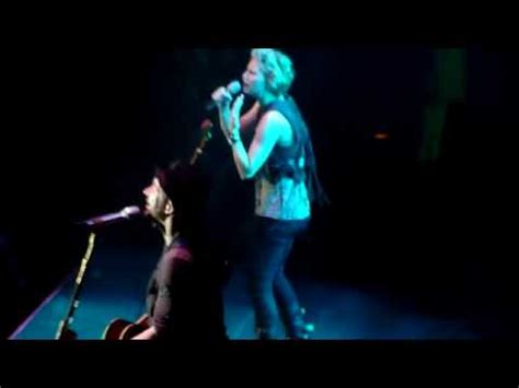 Sugarland - Stuck Like Glue (live) - YouTube