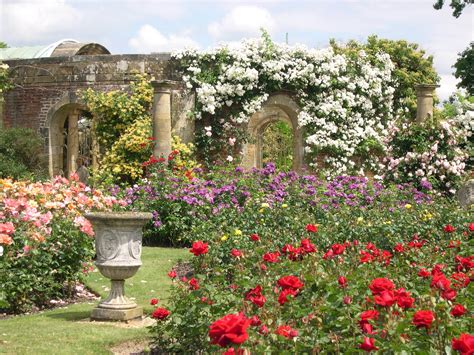 Hever Castle Gardens | Unravelling Travel