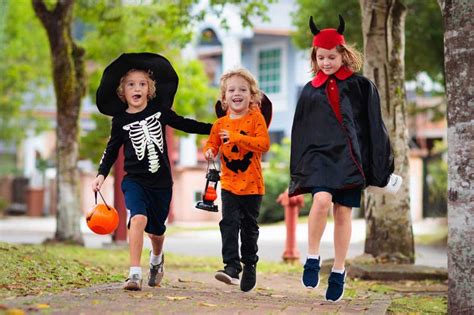 Halloween Trick-or-Treating Guide and Etiquette | LoveToKnow