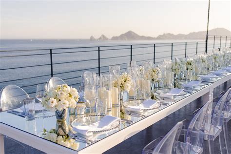 A wedding in Cabo San Lucas, between the desert and the sea.