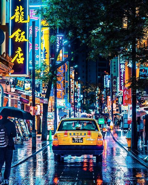 Vibrant Photos Capture the Energy of Tokyo Nightlife