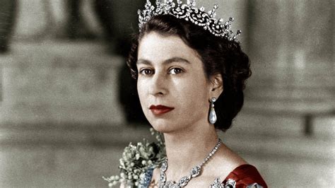 Queen Elizabeth II – ihr Leben und ihr Stil in Bildern | Vogue Germany