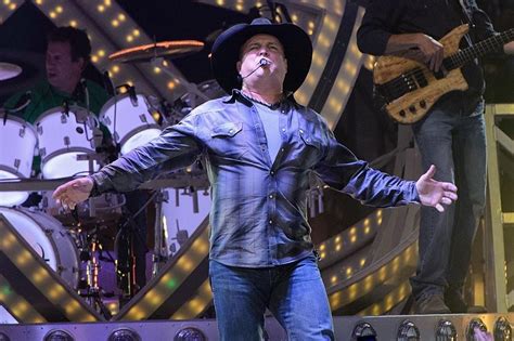 Garth Brooks Won't Raise Ticket Prices on His 2021 Stadium Tour