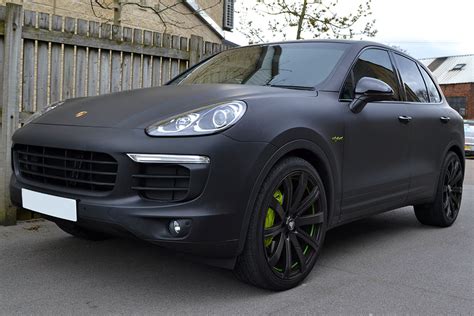 Porsche Cayenne Hybrid wrapped in Matte Black - Reforma UK