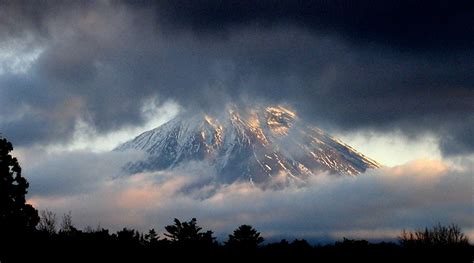 On This Day In History: Mount Fuji Erupted - On Dec 16, 1707 | Ancient ...